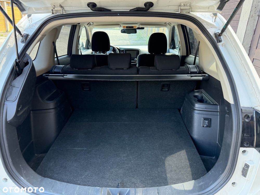 Mitsubishi Outlander 2.0 Instyle + 4WD CVT - 25