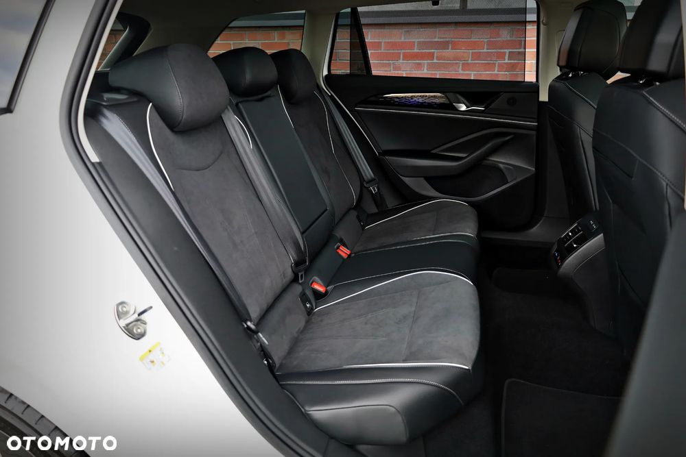 Volkswagen Passat 2.0 TDI SCR Elegance DSG - 24