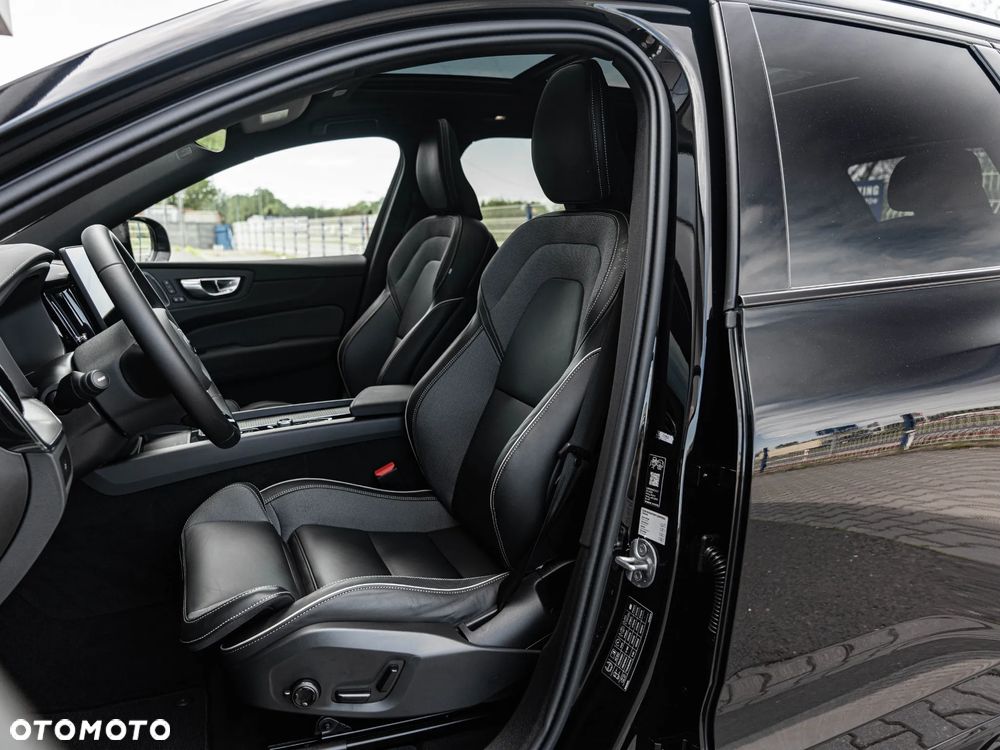 Volvo XC 60 B5 B AWD Plus Dark - 24