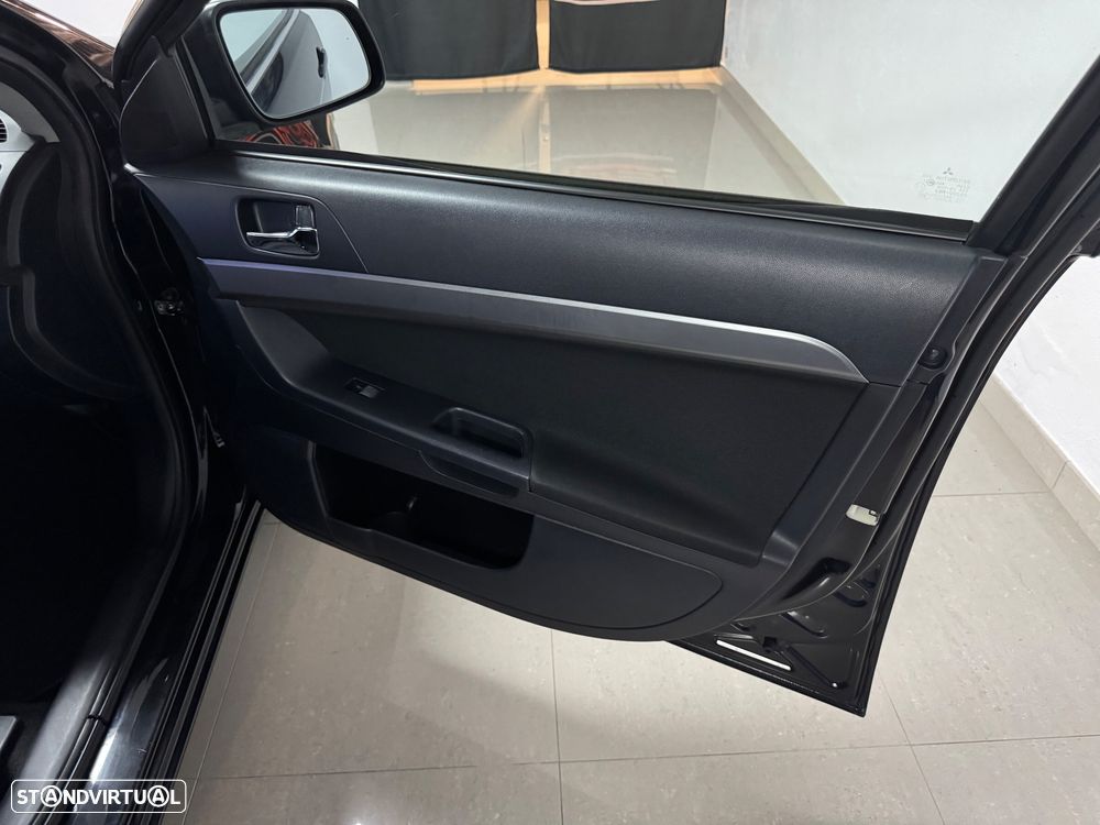 Mitsubishi Lancer Sportback 1.6 Invite Black Edition ClearTec - 35