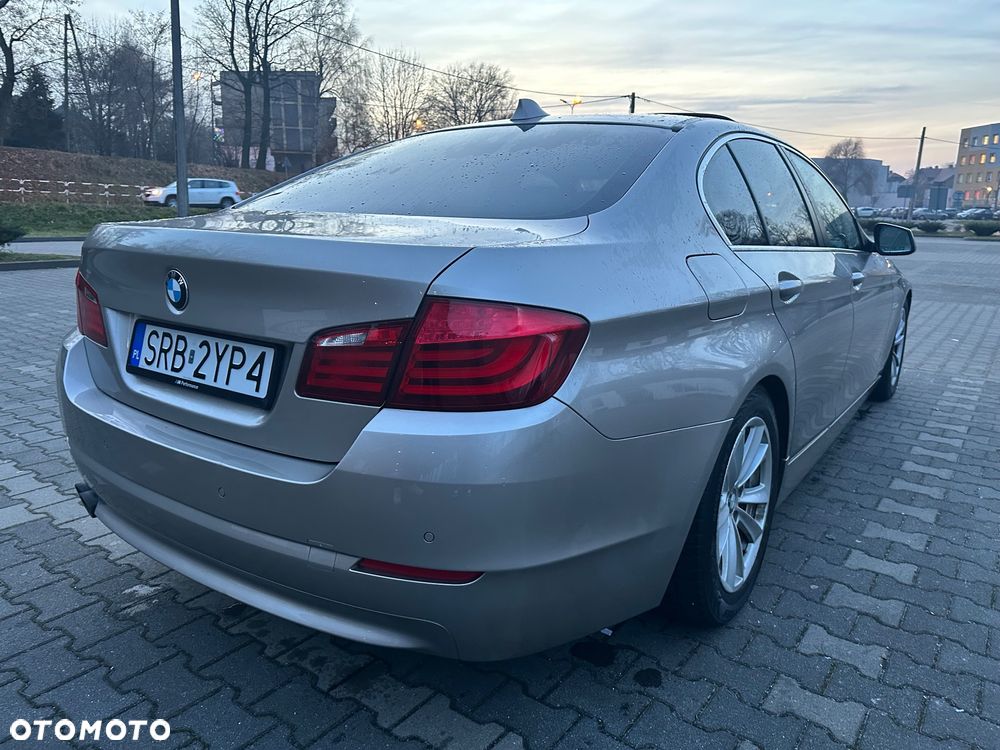 BMW Seria 5 528i Sport-Aut - 9