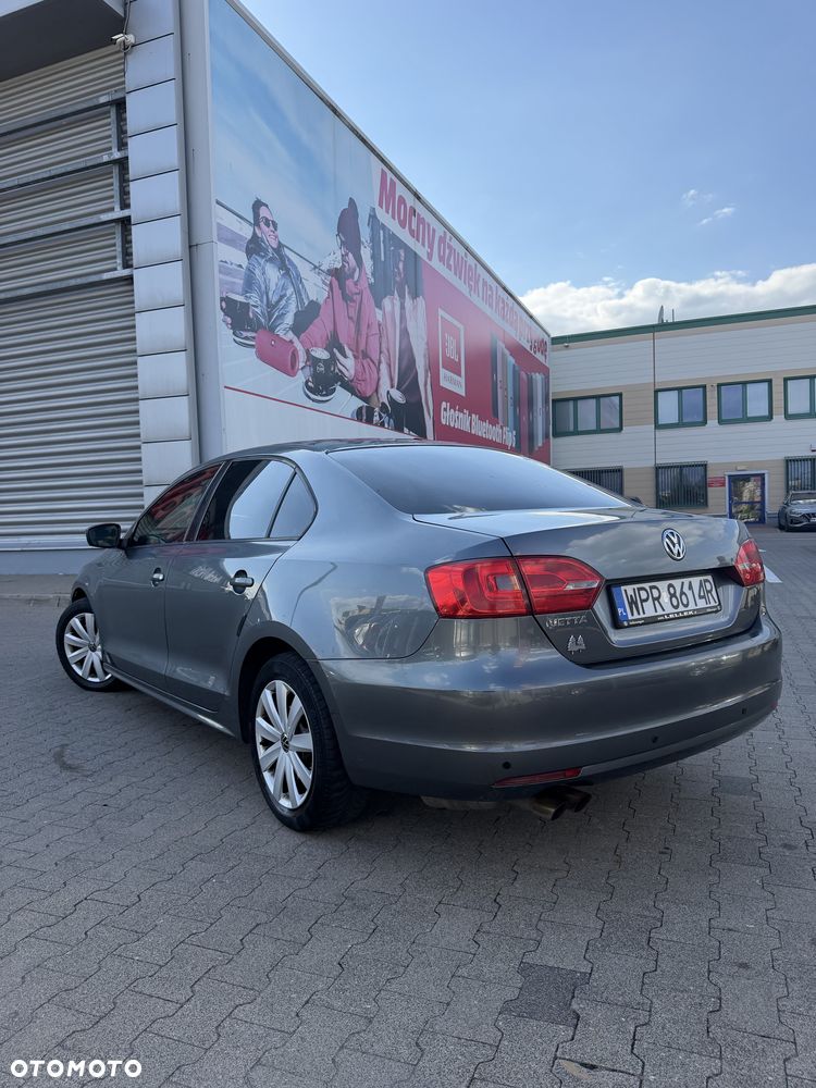 Volkswagen Jetta - 2