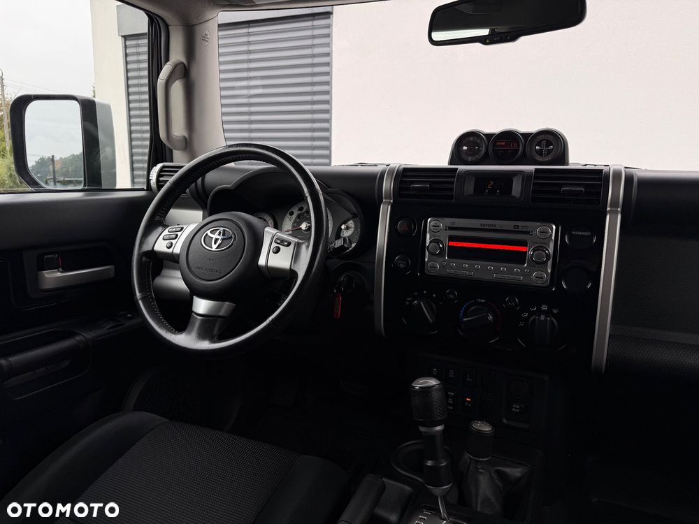 Toyota FJ 2011