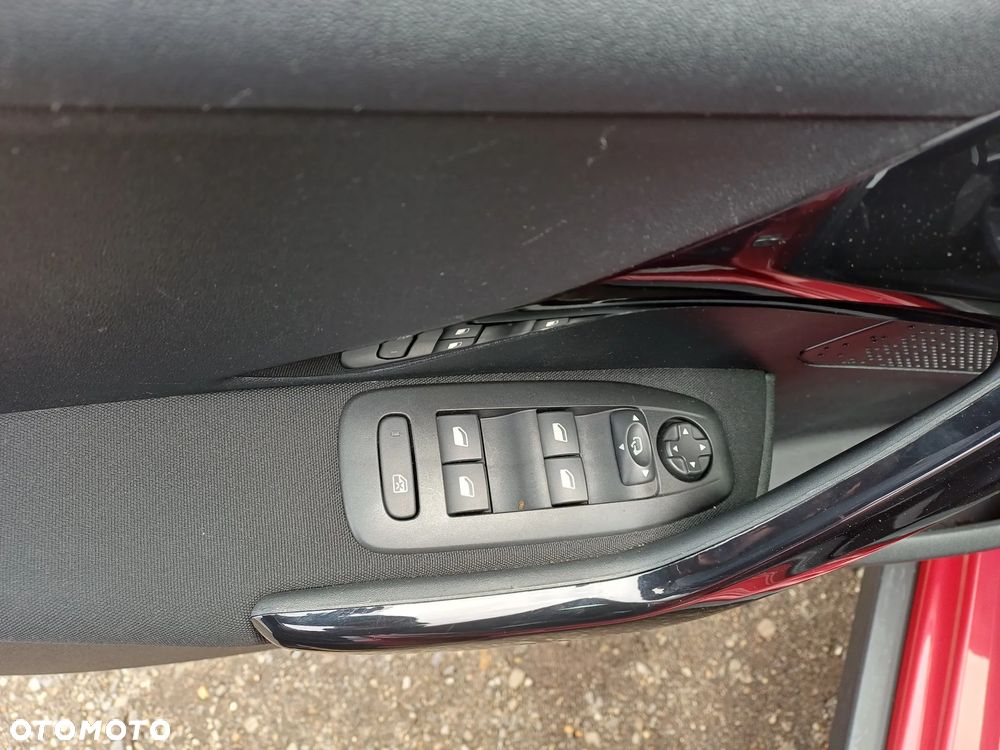 Peugeot 2008 1.2 Pure Tech GPF Signature S&S EAT6 - 16