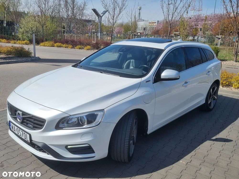 Volvo V60 D6 AWD Plug-in Hybrid R-Design Summum - 4