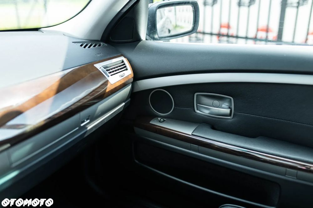 BMW Seria 7 750i - 35