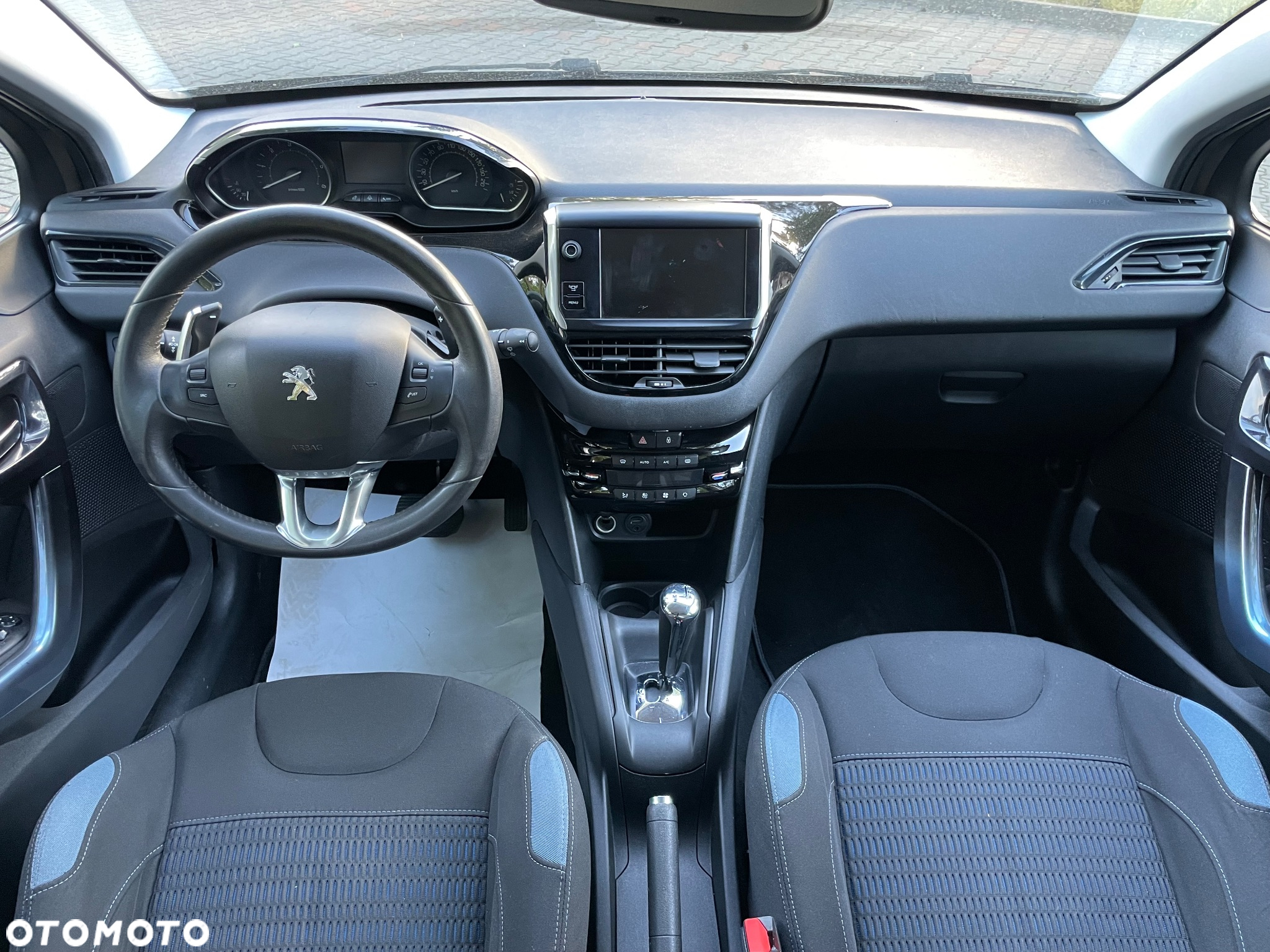 Peugeot 208 - 8