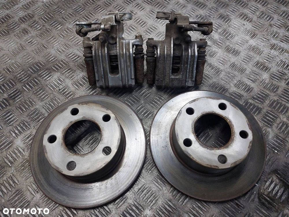 TARCZE HAMULCOWE TYŁ + KLOCKI + ZACISKI VOLKSWAGEN PASSAT B5 - 1