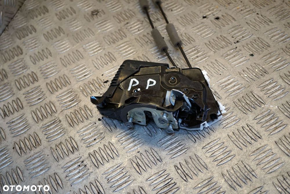 ZAMEK DRZWI PRAWY PRZÓD YARIS CROSS 69030-K0031 TOYOTA 2020- - 1