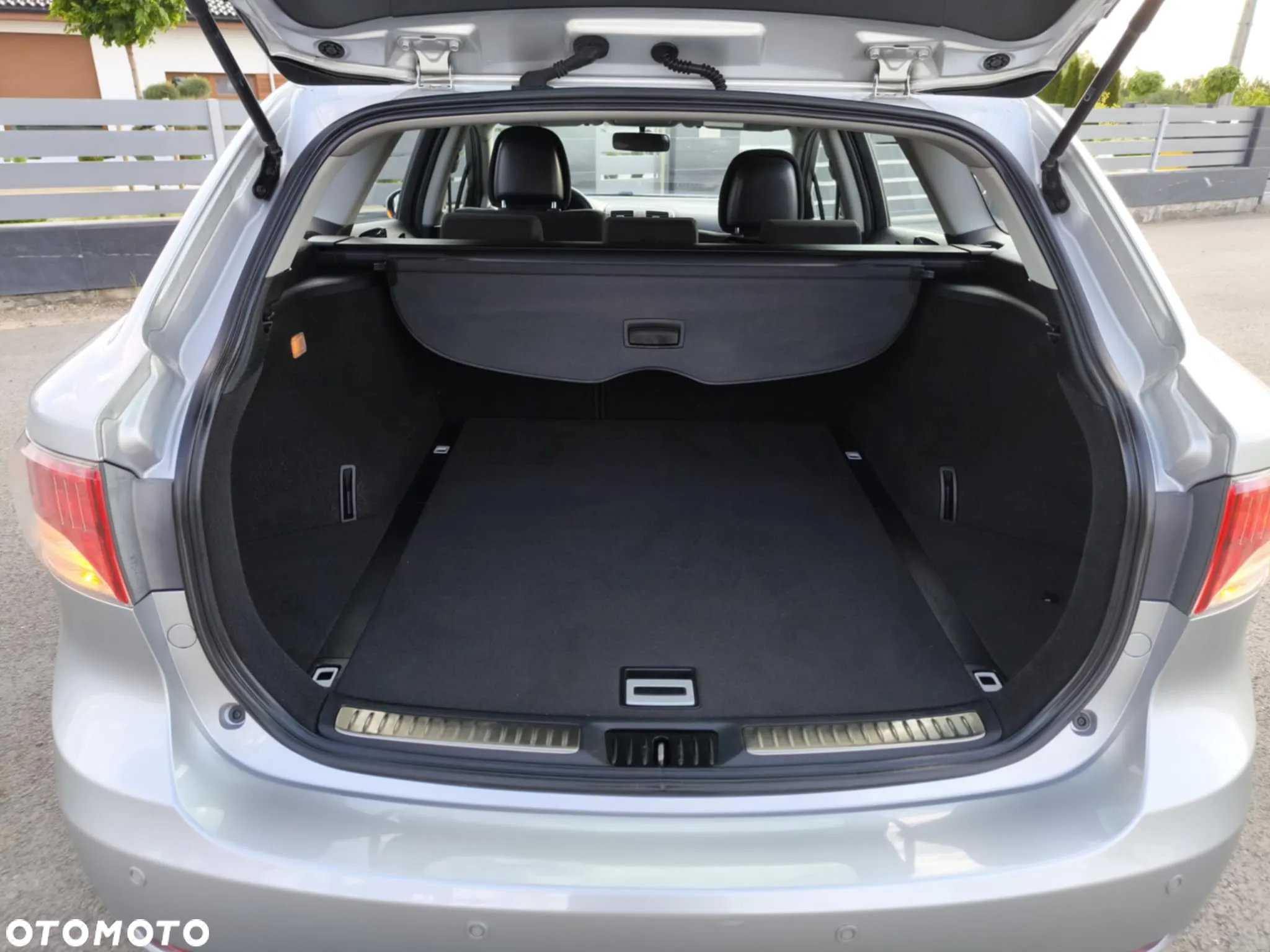 Toyota Avensis Combi 1.6 - 19