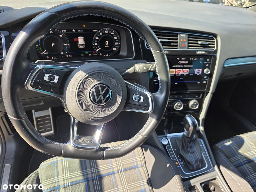 Volkswagen Golf - 28