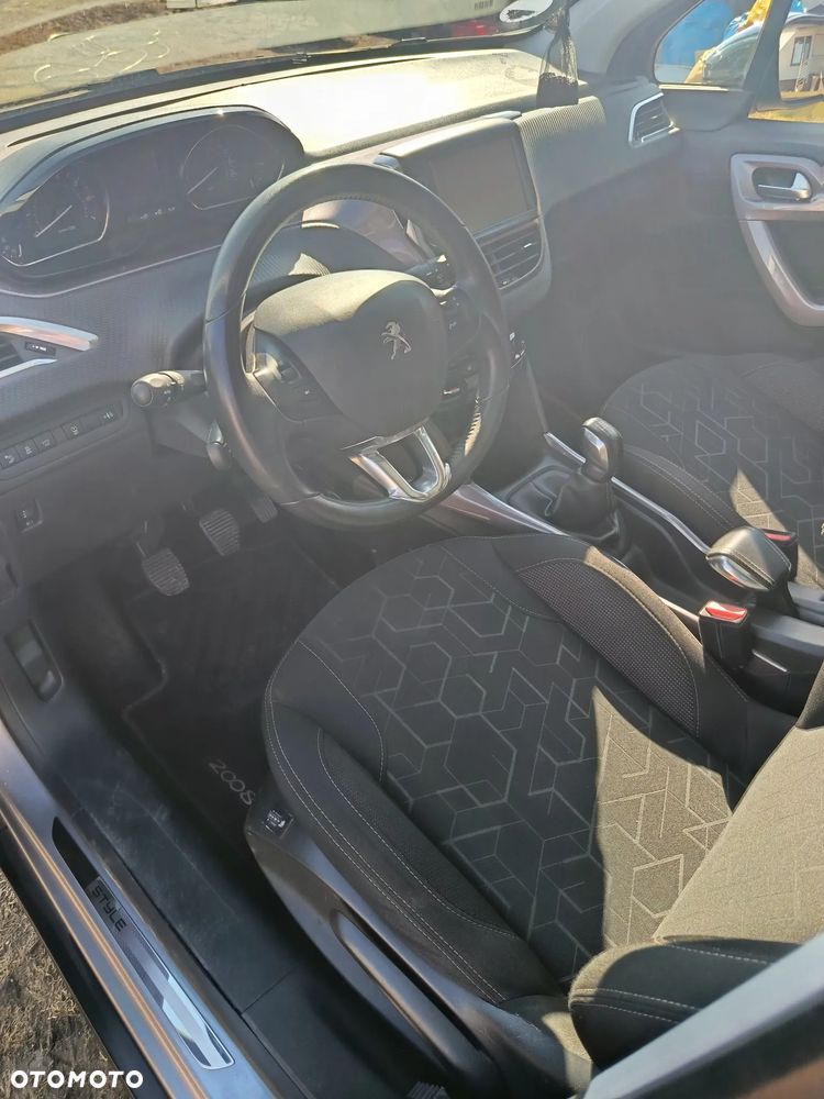 Peugeot 2008 1.2 Pure Tech Style S&S - 11