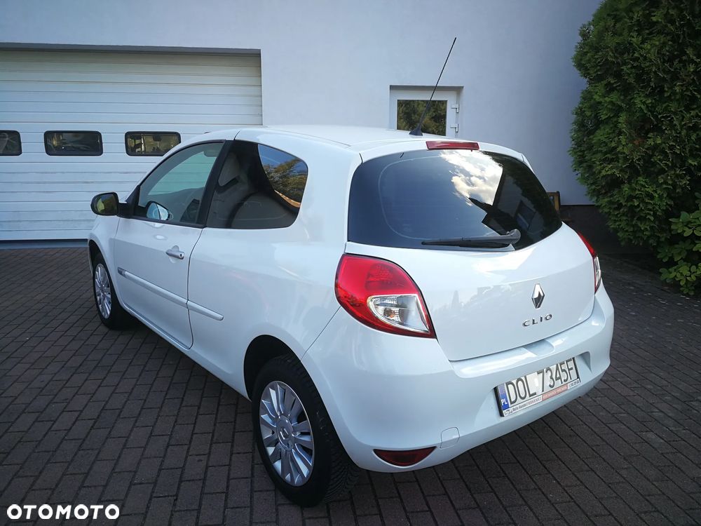 Renault Clio 1.2 16V 75 Expression - 11