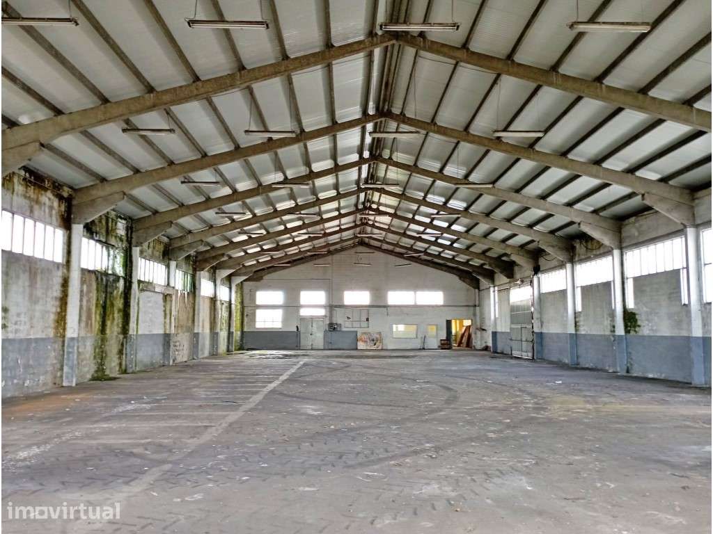 Armazém com enorme potencial no centro do Castêlo da Maia - Grande imagem: 4/5