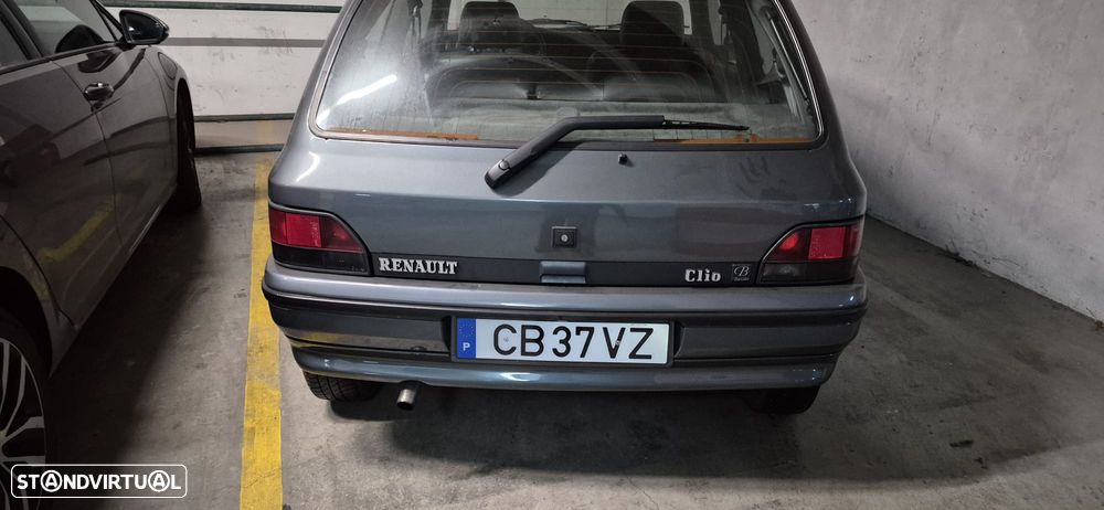 Renault Clio 1.8 Baccara - 12