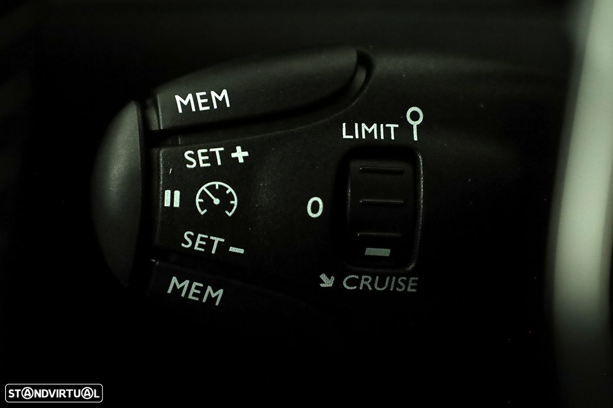 Peugeot 2008 1.2 PureTech Allure EAT8 - 19