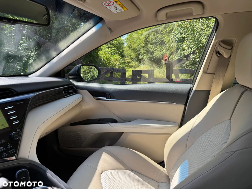 Toyota Camry 2.5 Hybrid Executive CVT - 16