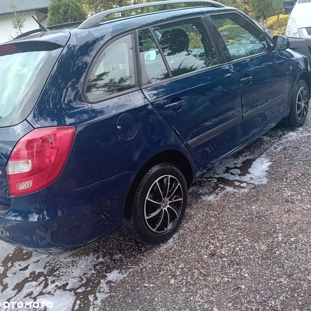 Skoda Fabia 2011 photo 5