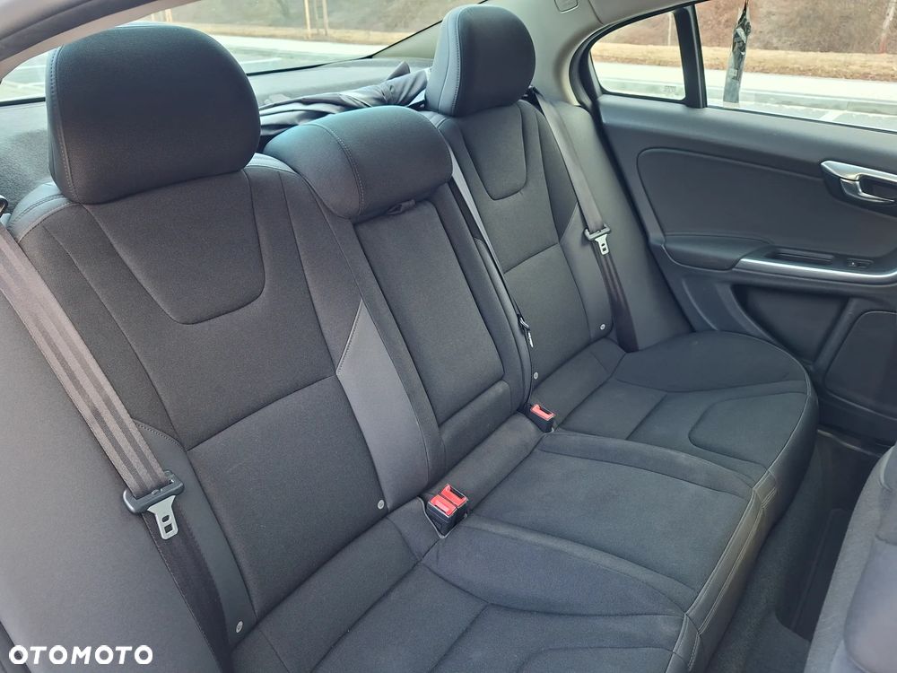 Volvo S60 T3 Momentum - 25