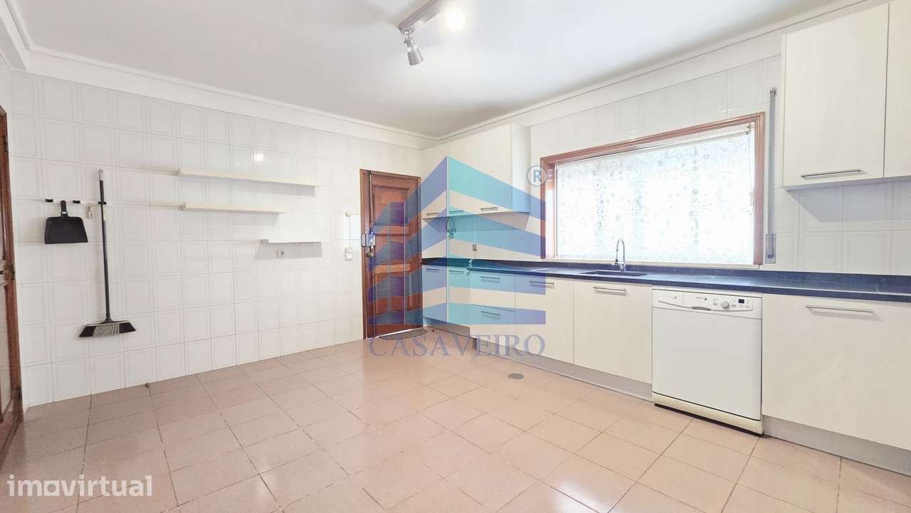 Moradia T4 com espaço exterior - Grande imagem: 5/27