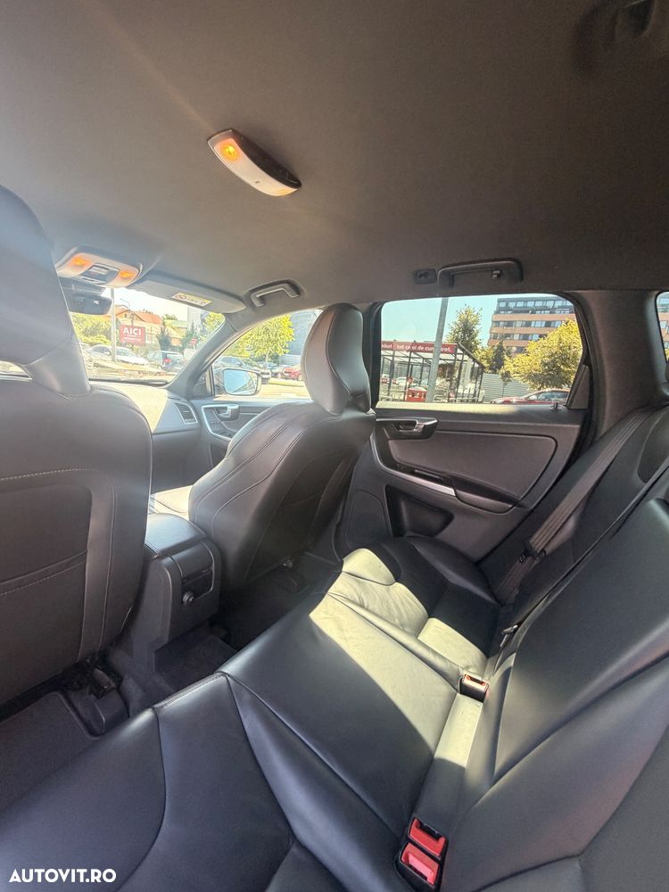 Volvo XC 60 D5 AWD Geartronic Summum - 8