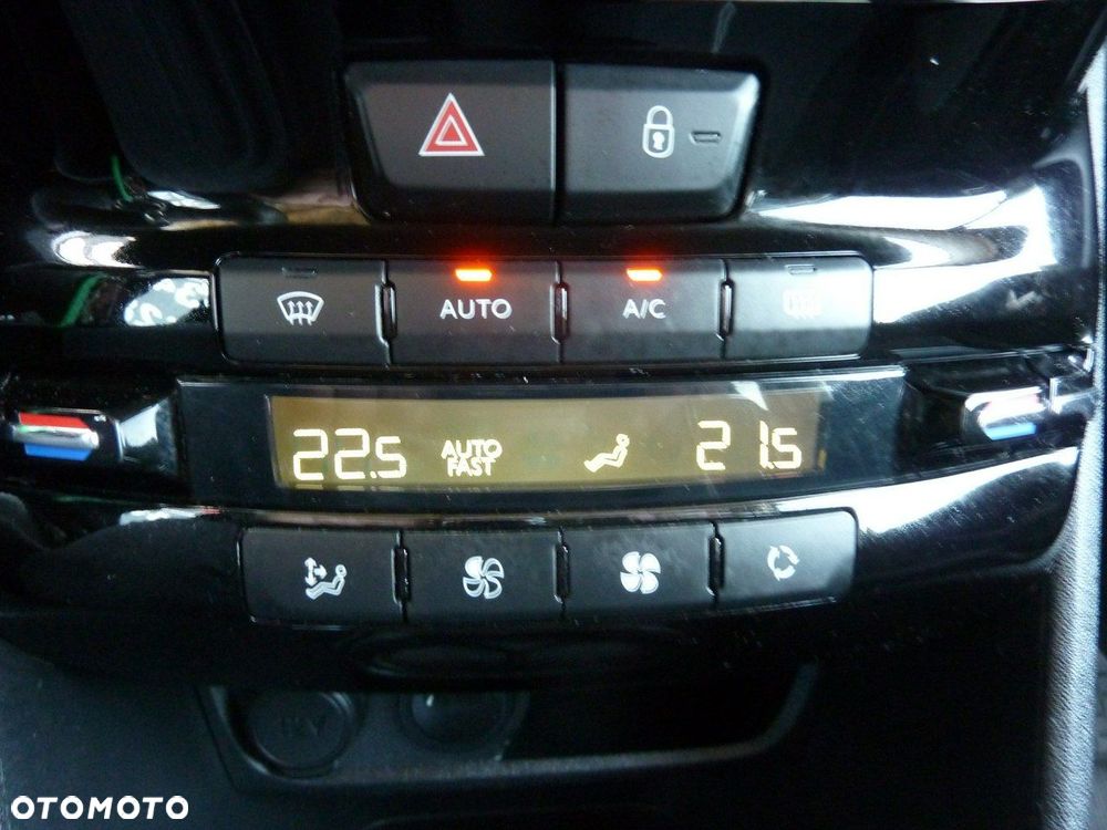 Peugeot 208 - 21