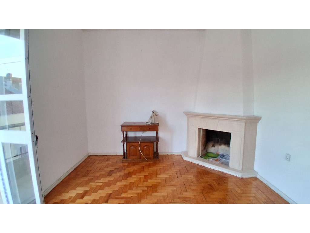 Apartamento t2 cm possibilidade de fazer T3 e anexo no logradouro - Grande imagem: 2/12