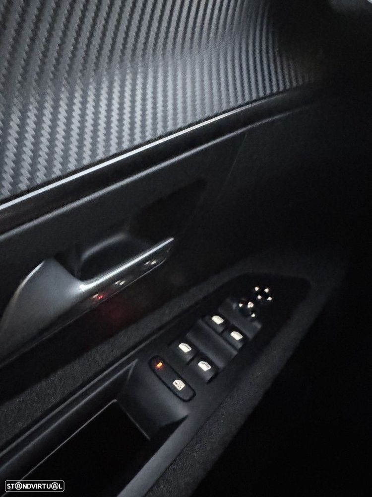 Peugeot 3008 1.2 PureTech Allure EAT8 - 26