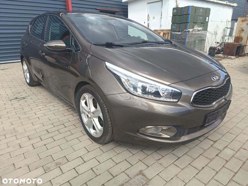Kia Ceed 1.6 GDI Dream Team Edition - 1