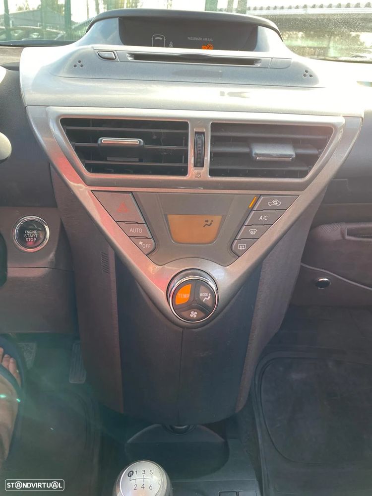 Toyota iQ 1.4 D-4D - 12