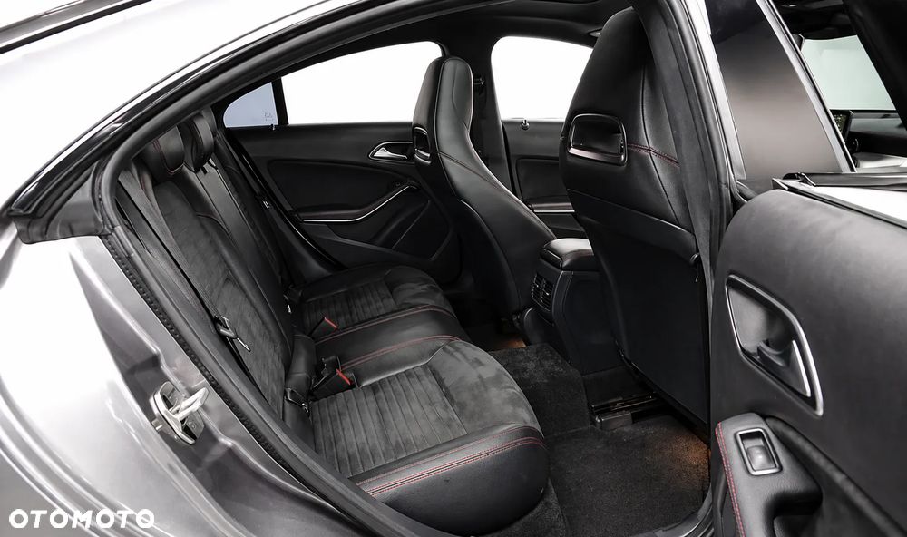 Mercedes-Benz CLA 250 4-Matic AMG Line - 17