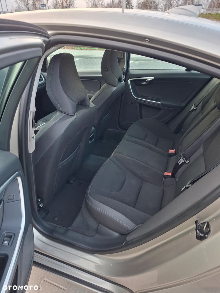 Volvo S60 T3 Momentum - 23