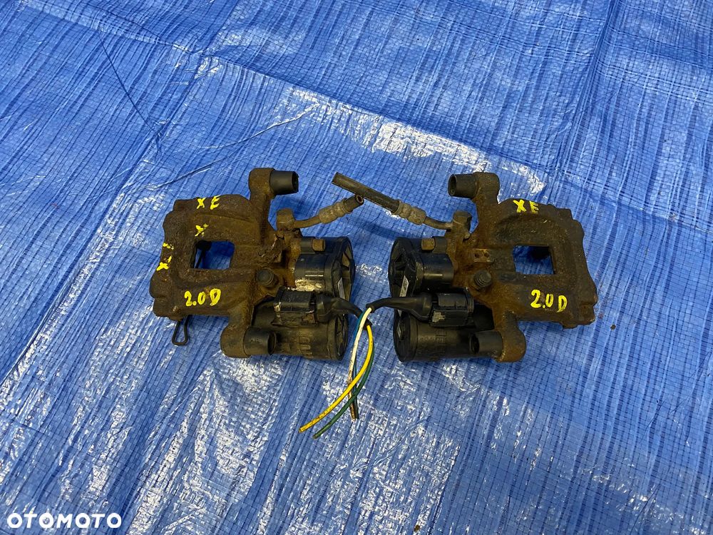 ZACISK HAMULCOWY TYŁ TYLNY LEWY PRAWY Z SILNICZKIEM ELEKTRYCZNY LAND ROVER JAGUAR XE X760 ; XF X260 ; FK72-2K327-BD  FK722K327BD  FK722K328BD  FK722K328BD ORYGINAŁ - 1