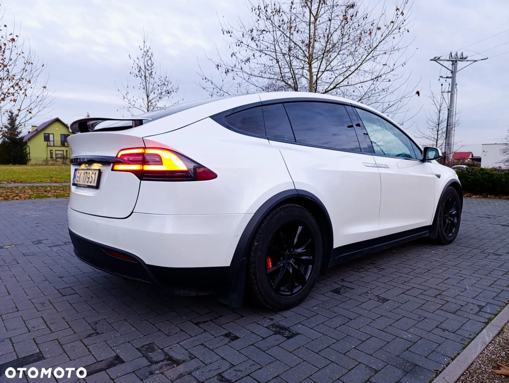 Tesla Model X - 17