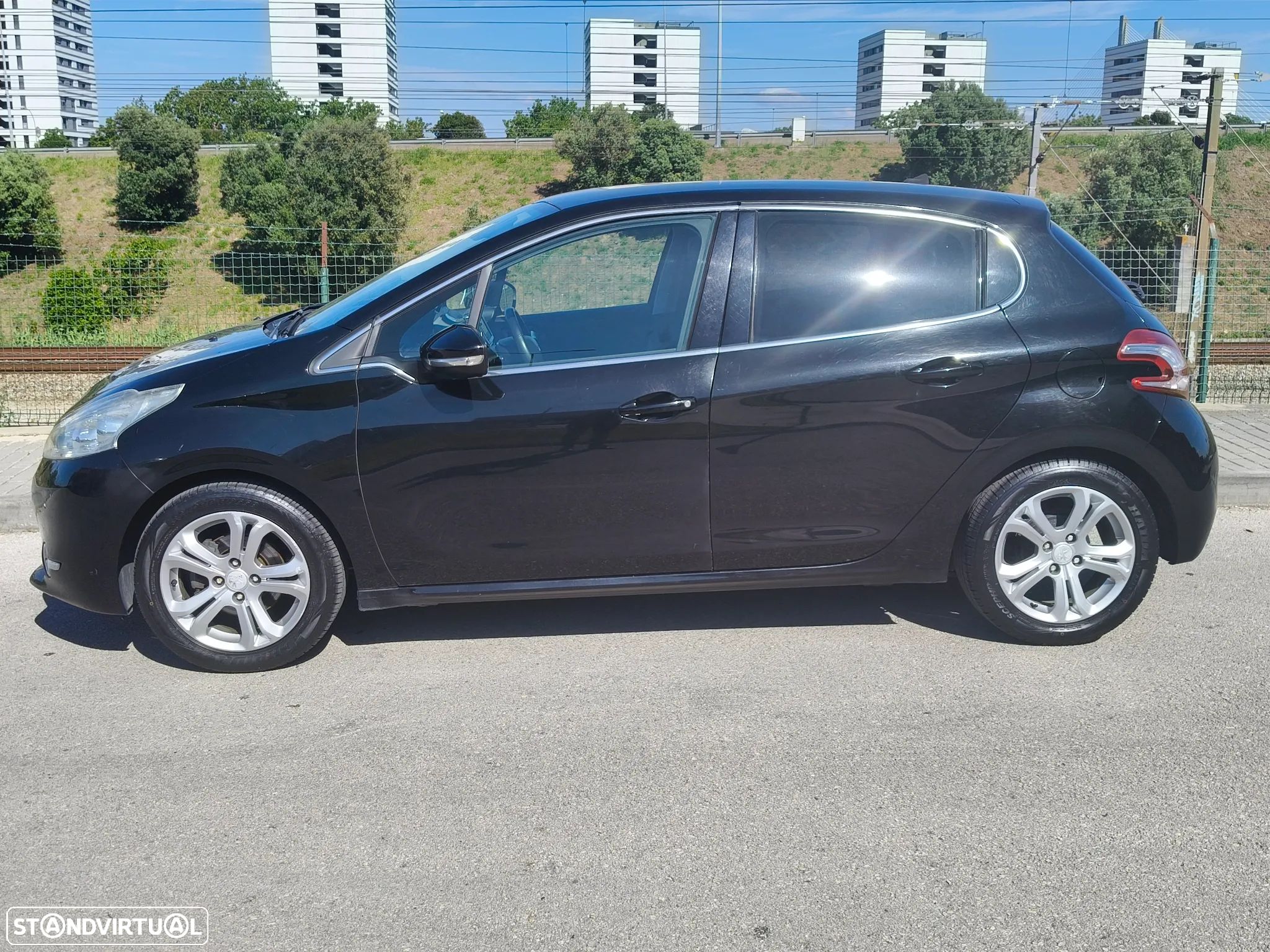 Peugeot 208 1.2 VTi Allure - 1