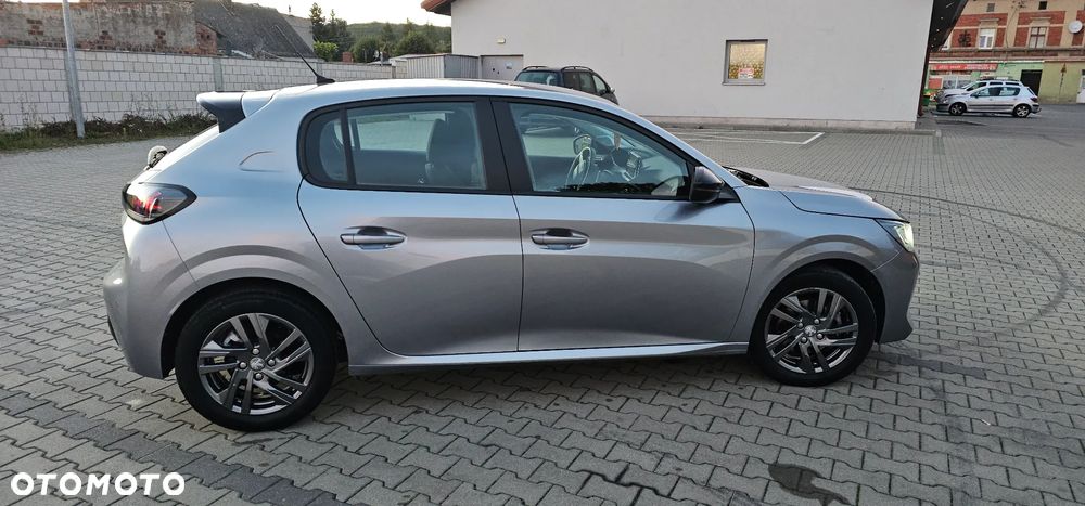 Peugeot 208 PureTech 100 EAT8 Allure - 12