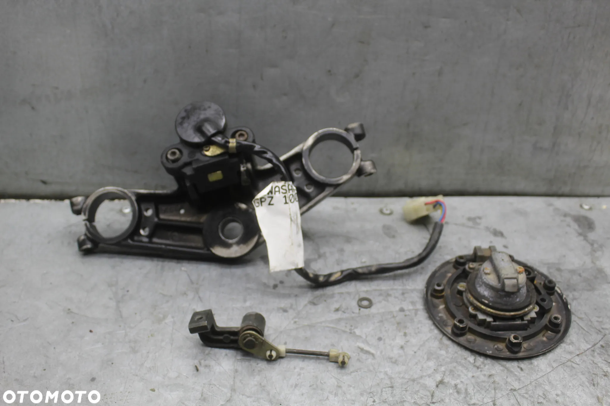 Kawasaki GPZ 1000 RX Stacyjka zamek korek klucz półka górna - 5