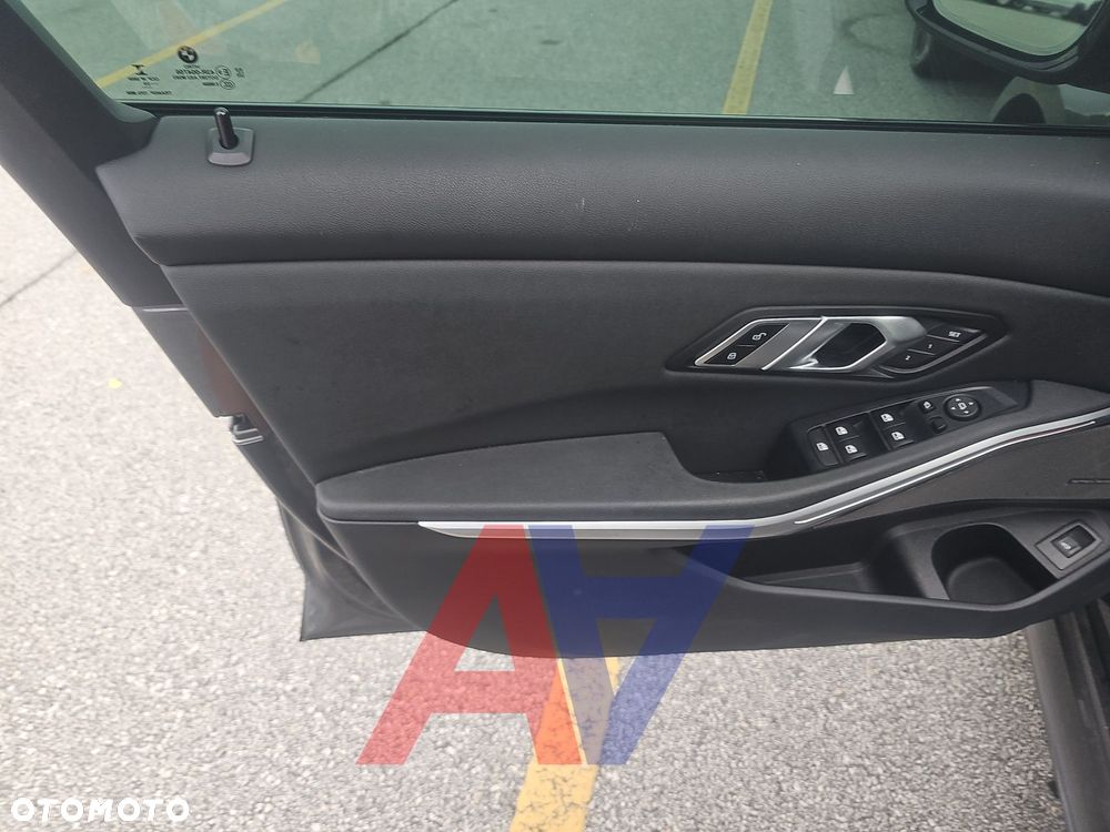 BMW Seria 3 330i xDrive Sport Line - 13
