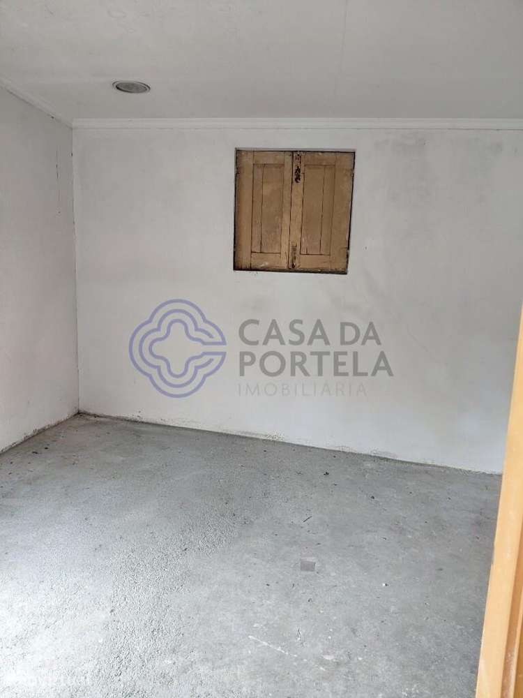 Prédio com  R/C e 1º andar para recuperar para Habitação e comercio - Grande imagem: 5/22