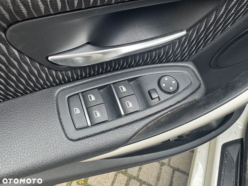 BMW Seria 3 318d Sport Line - 13