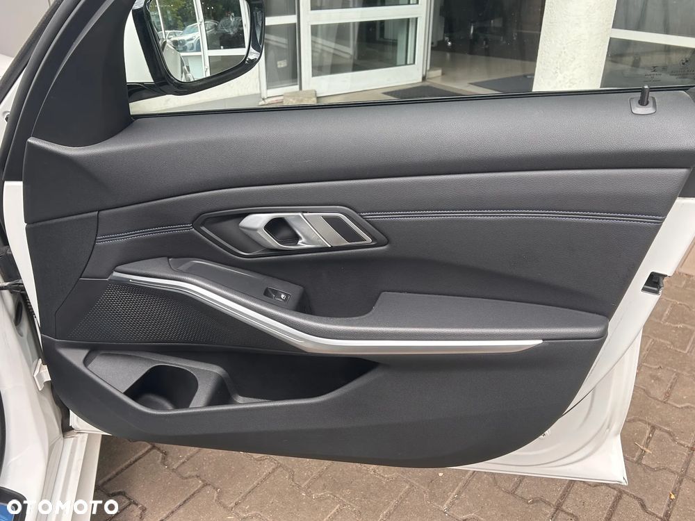 BMW Seria 3 318d MHEV M Sport - 16