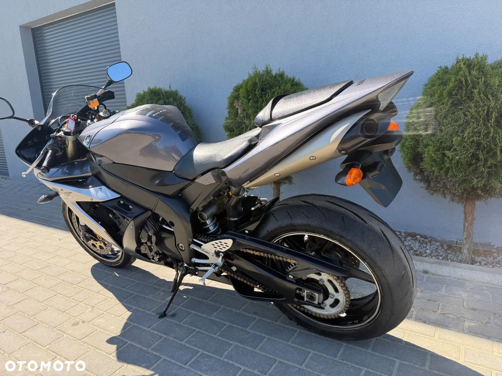 Yamaha R1 - 6