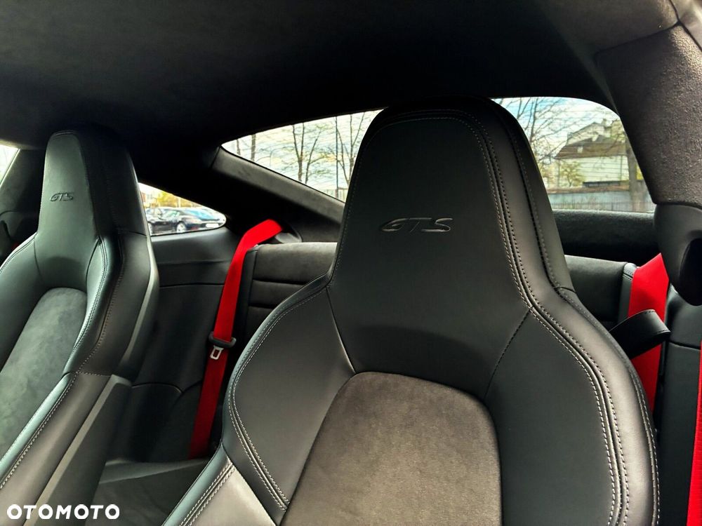 Porsche 911 Carrera 4 GTS - 18