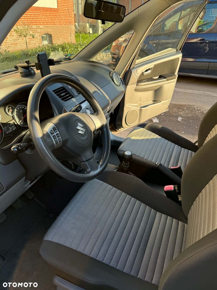 Suzuki SX4 1.6 Comfort Plus - 11