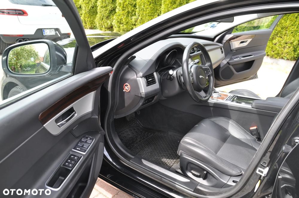 Jaguar XF 20d R-Sport - 6