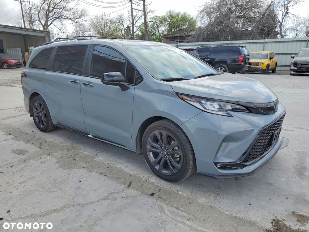 Toyota Sienna - 1