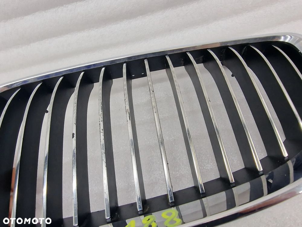 BMW E90 / E91 / E92 05- LEWA NERKA / ATRAPA / GRILL PRZEDNI PRZÓD Z CHROMOWANYMI PIONOWYMI PASECZKAMI ( ŻEBERKAMI ) , NR 1648030407 / 224059-10 / 224059 , NR AUKCJI GL188 - 7