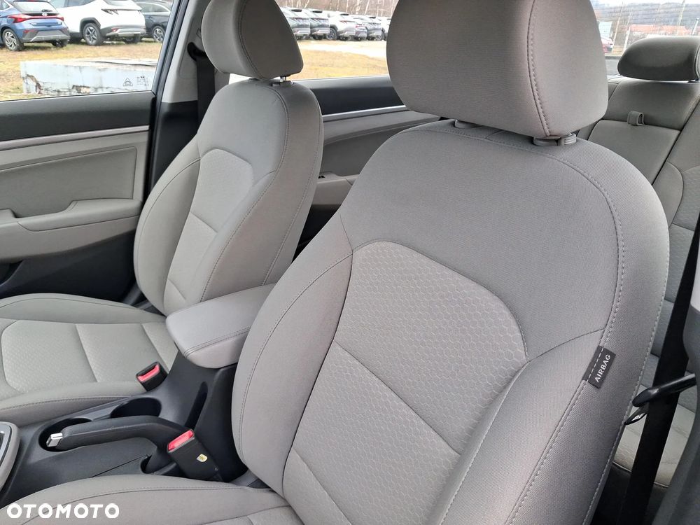 Hyundai Elantra 1.6 Comfort - 11