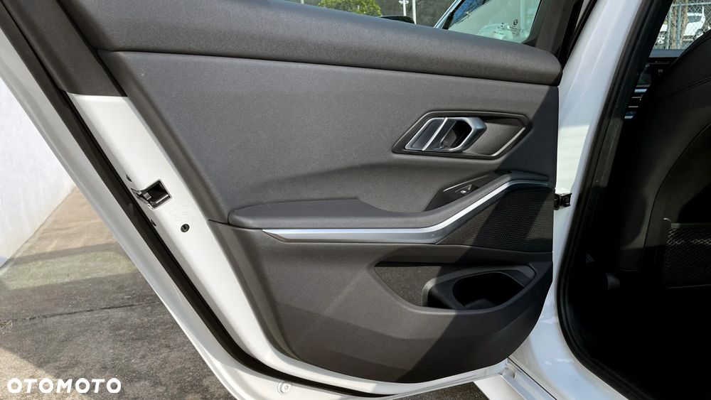 BMW Seria 3 330i Luxury Line - 22