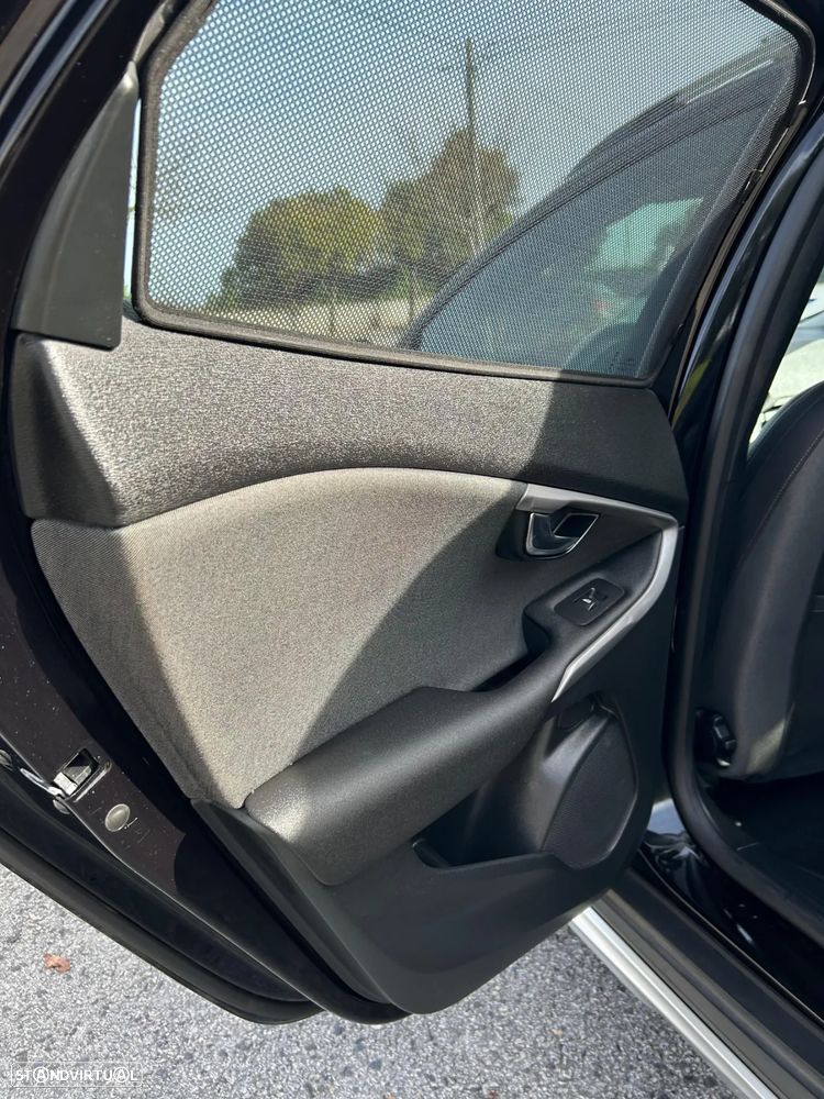 Volvo V40 Cross Country - 17
